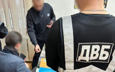 Хабар у 5 тисяч доларів: поліція викрила адвоката в Хмельницькому