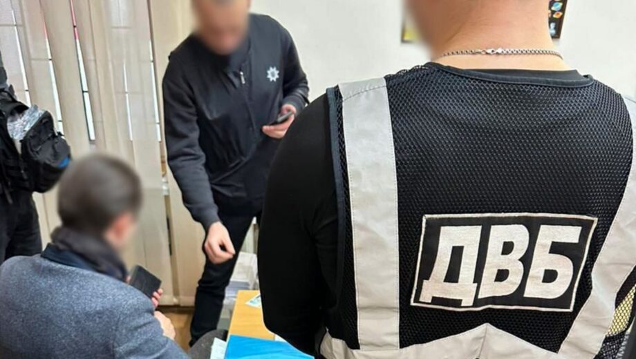 Хабар у 5 тисяч доларів: поліція викрила адвоката в Хмельницькому
