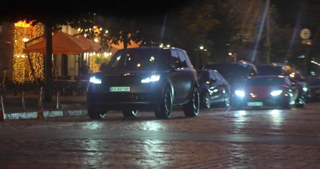 Волонтер Алексей Владимиров: роскошные авто и заграничные путешествия через систему ''Шлях''