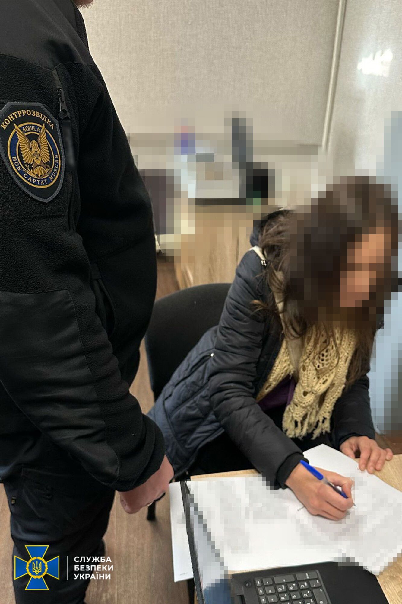 Женщина выспрашивала у знакомых нужную ей информацию