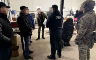 ГБР разоблачило чиновников воинской части в Хмельнитчине: военных вместо службы использовали на частной СТО