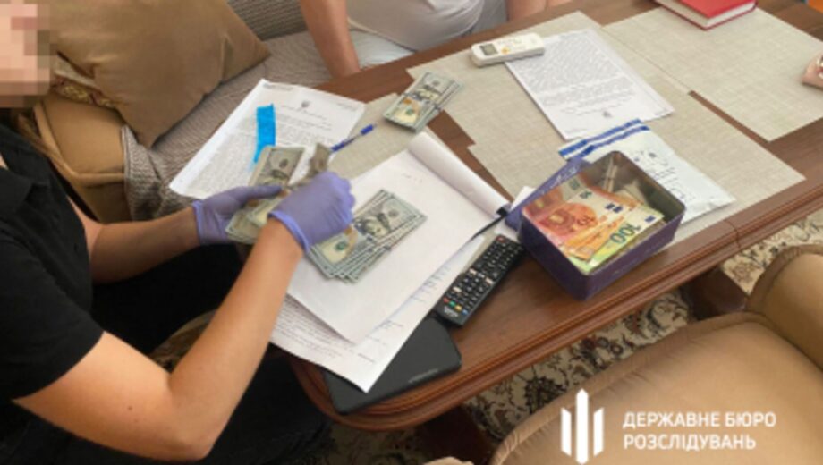 Судитимуть лікарку з Житомира за хабарі за оформлення інвалідності – ДБР