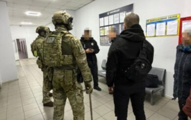 Взятка и наркобизнес: ДБР задержало полицейского в Киевской области