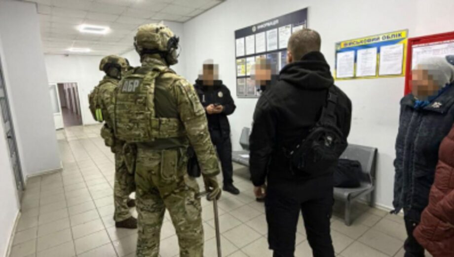 Взятка и наркобизнес: ДБР задержало полицейского в Киевской области