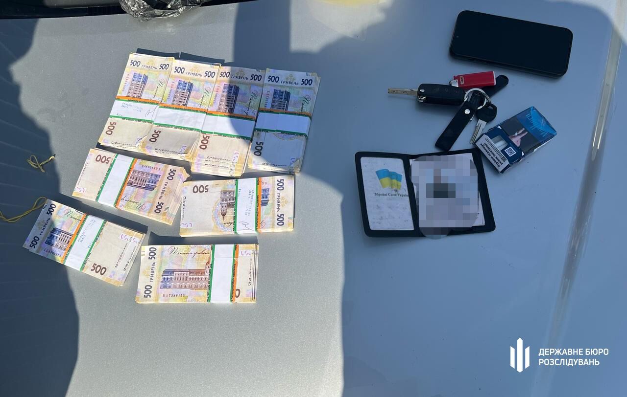 Посадовця спіймали на хабарі у 10 тисяч доларів