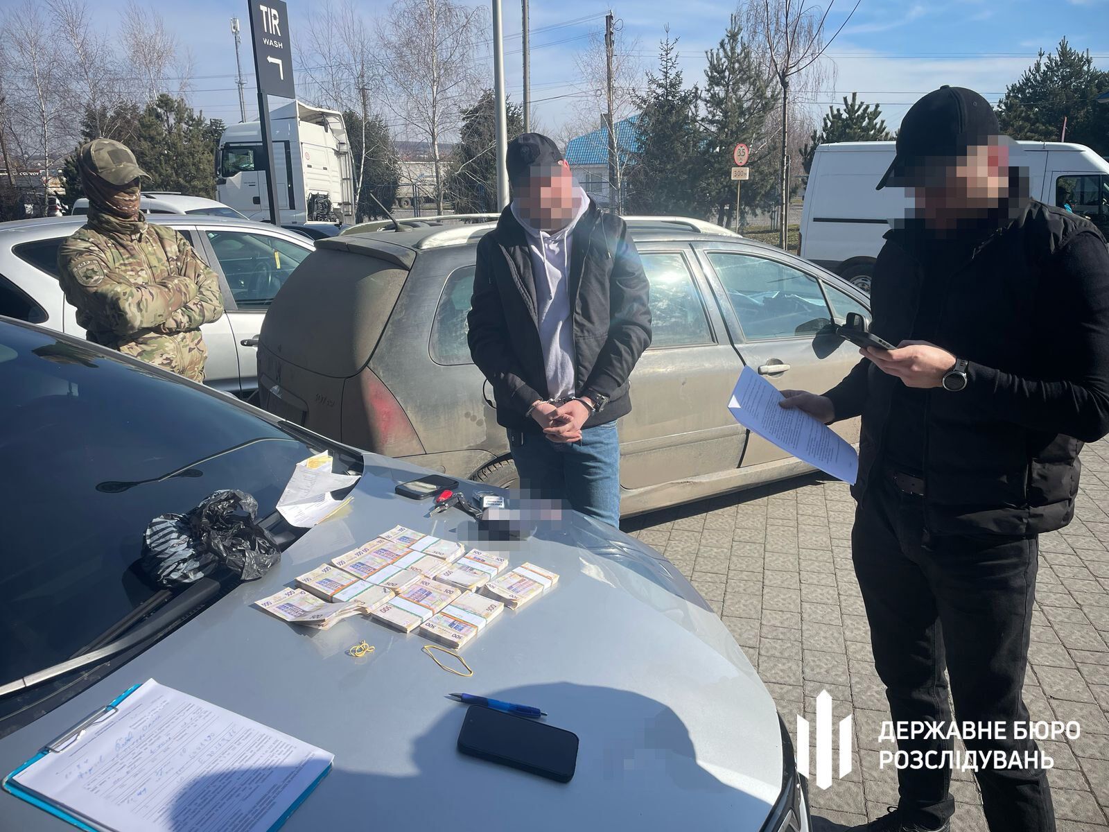 Посадовця спіймали на хабарі у 10 тисяч доларів