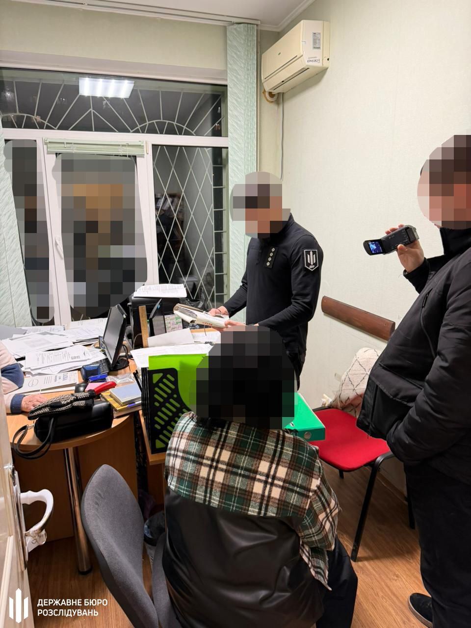 В Киеве разоблачили схему уклонения от мобилизации: чиновники продавали фиктивное опекунство (видео)