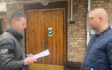 Посадовці зрубали 100-річні дуби на 60 млн грн: ДБР повідомило про підозру