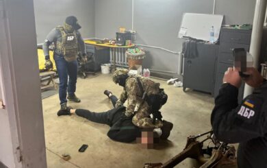 Сын чиновника комиссариата из Винницы требовал деньги за избежание мобилизации и выезд за границу