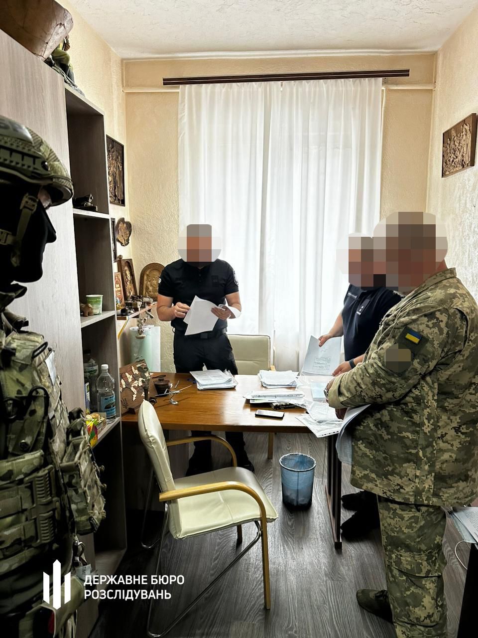 Сын чиновника комиссариата из Винницы требовал деньги за избежание мобилизации и выезд за границу