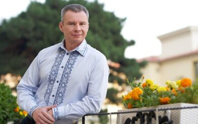 Мільйон із бюджету, долари під рукою і крипта: що в декларації посадовця МЗС