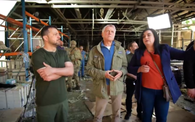 Зеленський приїхав на поліграфічний комплекс у Харкові, який напередодні атакували росіяни