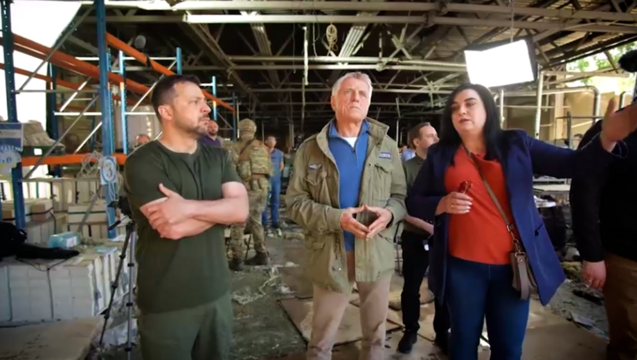 Зеленский приехал на полиграфический комплекс в Харькове, который накануне атаковали россияне