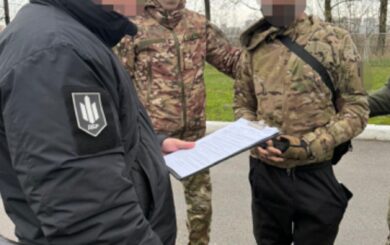 Продавал оружие после бегства из части: в Харьковской области задержали военного