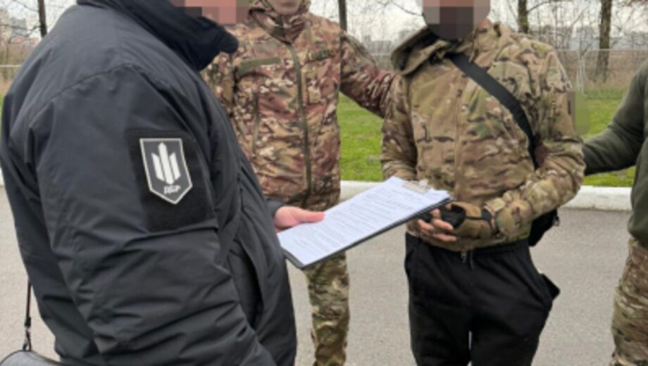 Продавал оружие после бегства из части: в Харьковской области задержали военного