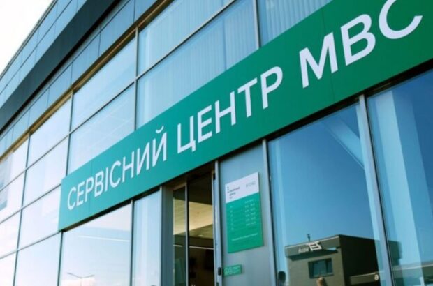 Екскерівник сервісного центру МВС у Харкові Роман Золотухін задекларував $510 тисяч готівкою та мільйонні активи родини