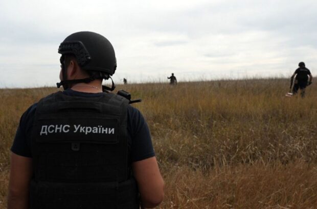 В Харьковской области автомобиль пиротехников ГСЧС взорвался на неизвестном взрывном устройстве
