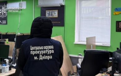 У Дніпрі ліквідували масштабний шахрайський кол-центр: понад 140 одиниць техніки вилучено