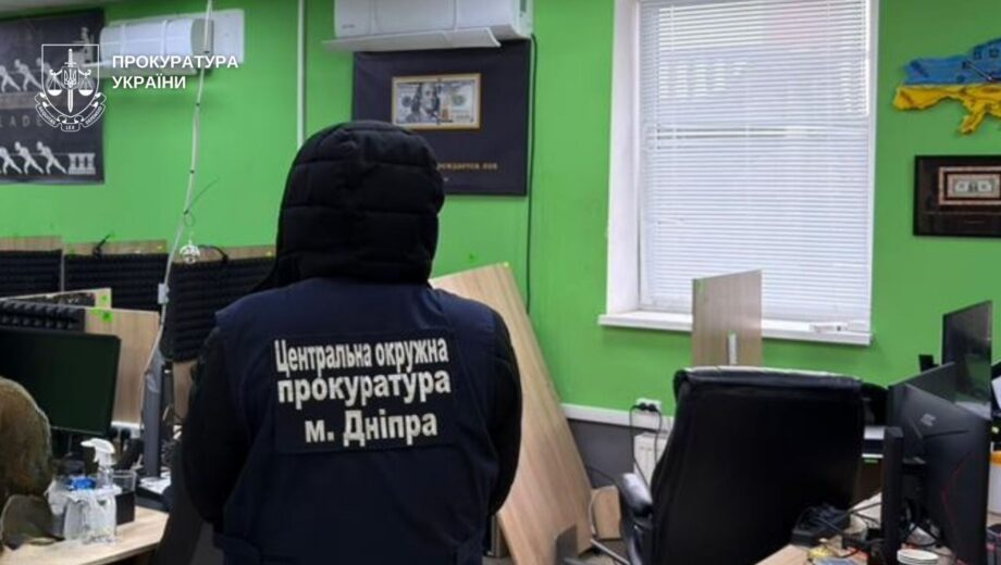 У Дніпрі ліквідували масштабний шахрайський кол-центр: понад 140 одиниць техніки вилучено