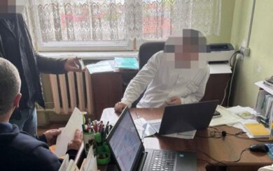 Керівницю відділення лікарні на Львівщині спіймали на хабарі за фіктивну інвалідність ухилянтам