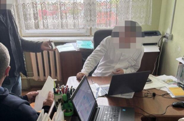 Керівницю відділення лікарні на Львівщині спіймали на хабарі за фіктивну інвалідність ухилянтам