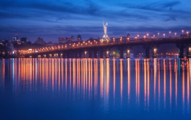 Відео-шок: обвали на мосту Патона зафіксували кияни