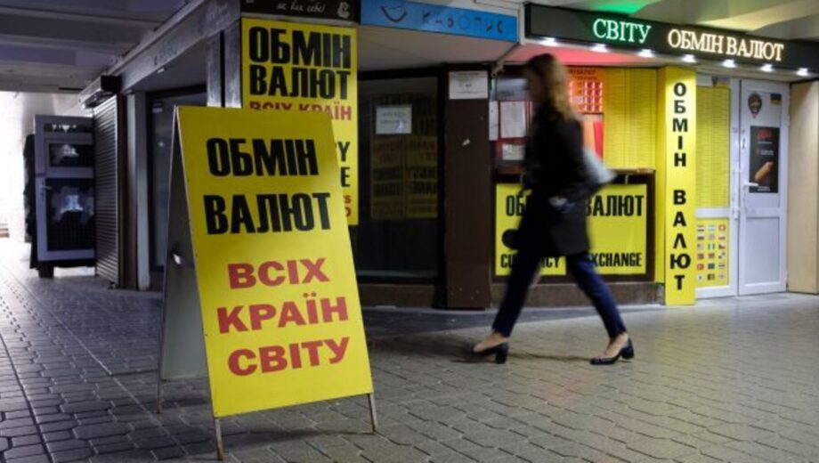 Курс доллара упал ниже 42 гривен, евро приближается к 49