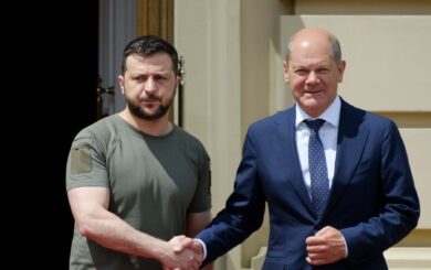 Канцлер Германии заявил, что приглашение Украины в НАТО сейчас нецелесообразно.