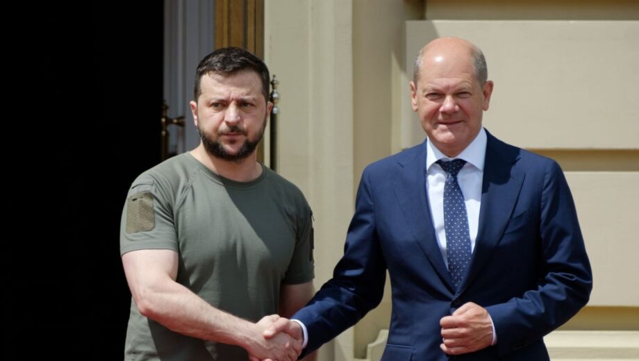 Канцлер Германии заявил, что приглашение Украины в НАТО сейчас нецелесообразно.