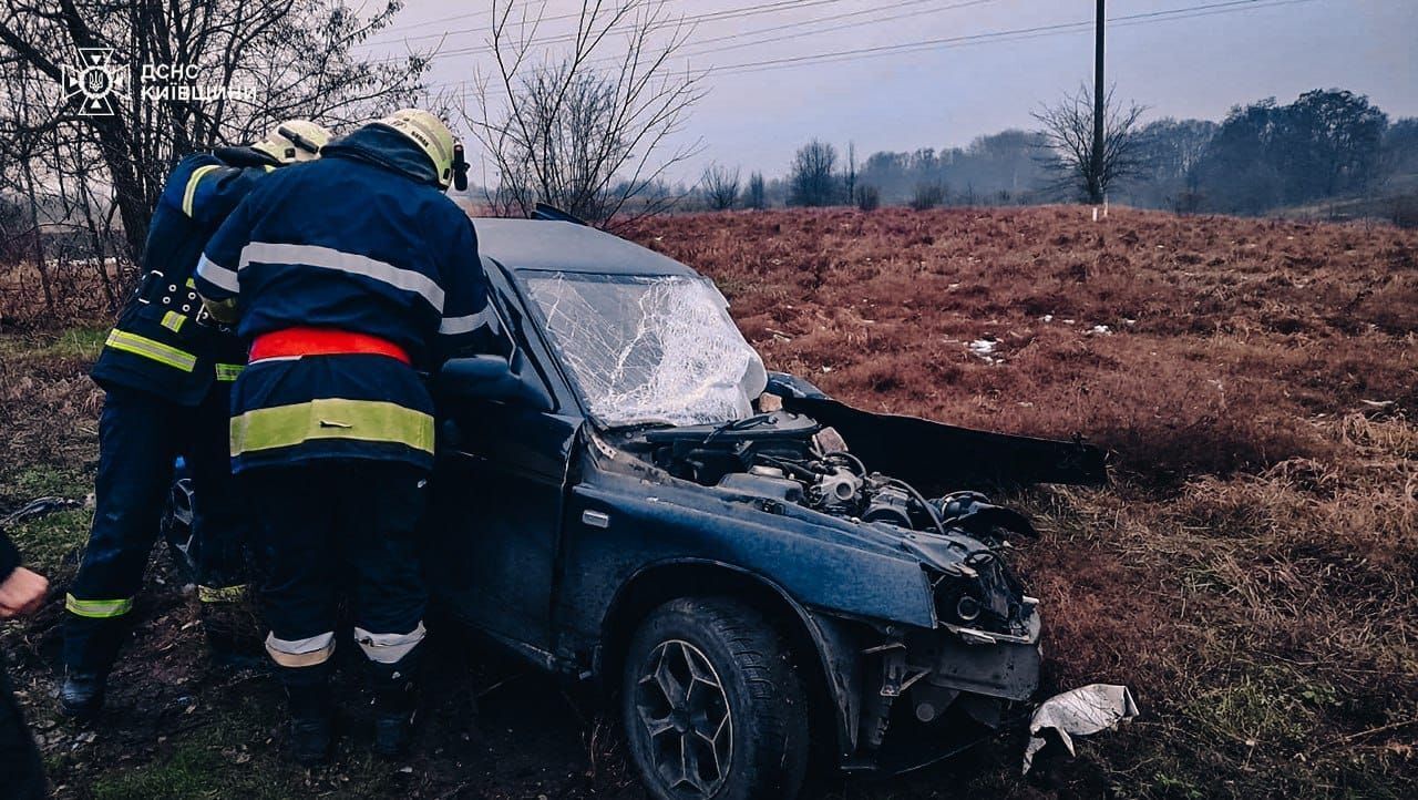 Трагедия на Киевщине: в ДТП погибли трое, полицейский отстранен
