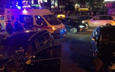 У Києві на Хрещатику сталася масштабна аварія