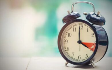 Переход на летнее время в Украине в 2026 году: будут ли переводить часы и точная дата смены времени