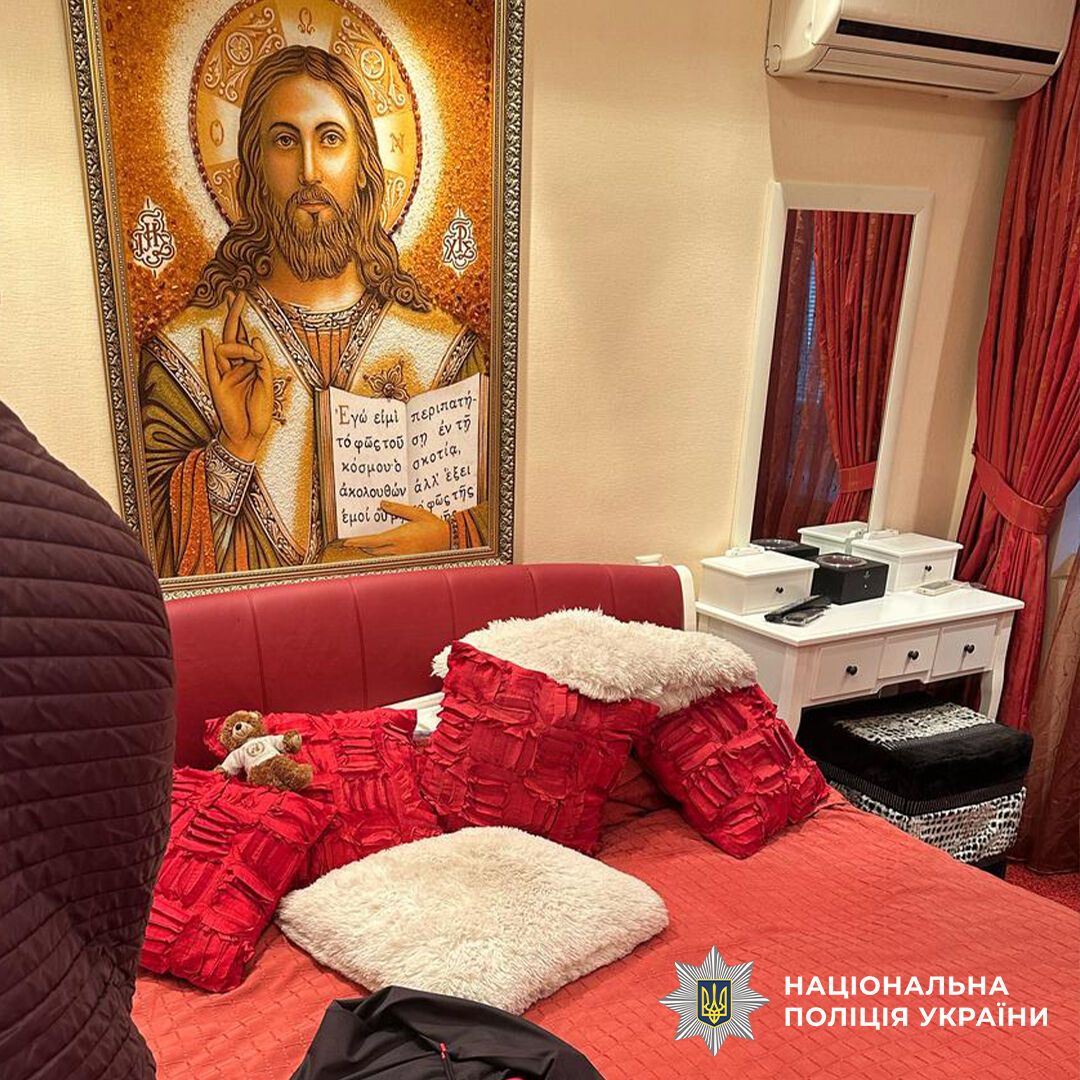 У затриманого вилучили печатки, штампи, документи, готівку та транспортні засоби