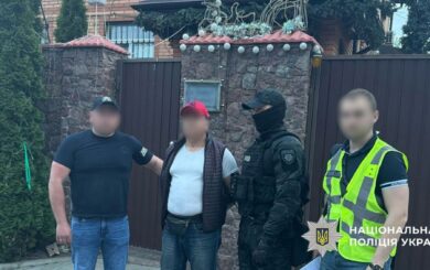 Обіцяв ”відмазати” від армії та влаштувати до поліції: у Києві затримали шахрая