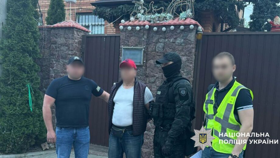 Обіцяв ”відмазати” від армії та влаштувати до поліції: у Києві затримали шахрая