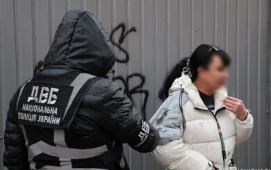 У Києві затримали медпрацівницю, яка вимагала хабар від пораненого захисника