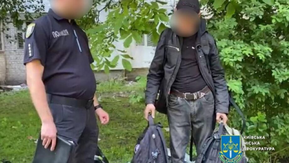 У Києві чоловік обікрав рятувальників поки вони ліквідовували наслідки обстрілу
