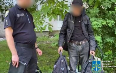 В Киеве мужчина обворовал спасателей, пока они ликвидировали последствия обстрела