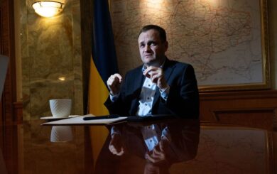 Украинцев предупреждают о »облаке мигрантов»: Кулеба объяснил, что на самом деле происходит