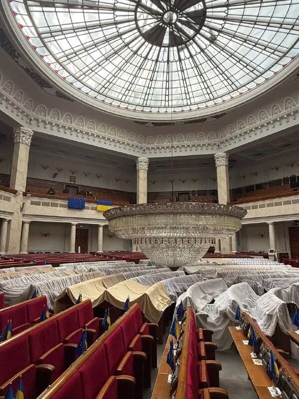 Кольоровий кришталь та вага у 3,5 тони: скільки зараз коштує люстра у сесійній залі Верховної Ради
