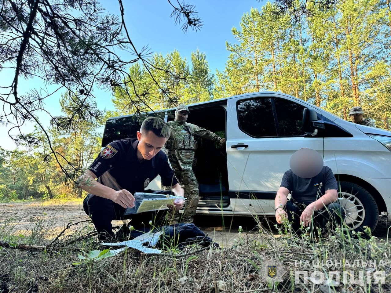 Волынские полицейские ликвидировали наркобизнес: пять задержанных, изъята граната и пистолеты