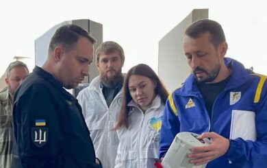 Валерий Дубиль, Вита Присяжнюк, Евгений Довбня, БФ »Надежда» и »Эпицентр» передали еще 5 аппаратов непрямого массажа сердца Easy Pulse в стабпункты Купянска и Покровска