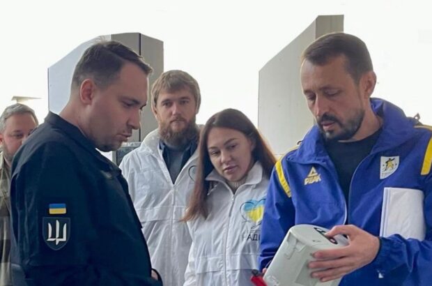 Валерій Дубіль, Віта Присяжнюк, Євген Довбня, БФ ”Надія” та ”Епіцентр” передали ще 5 апаратів непрямого масажу серця Easy Pulse в стабпункти Куп’янська і Покровська