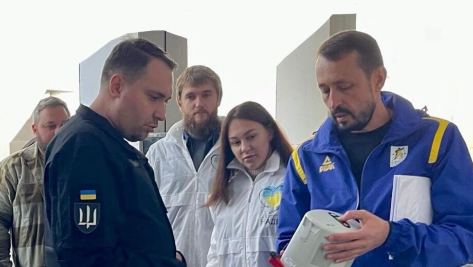 Валерий Дубиль, Вита Присяжнюк, Евгений Довбня, БФ »Надежда» и »Эпицентр» передали еще 5 аппаратов непрямого массажа сердца Easy Pulse в стабпункты Купянска и Покровска