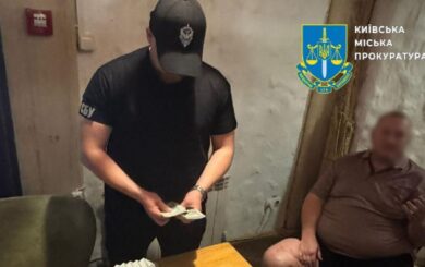Полмиллиона за кресло: в Киеве задержали аферистов, которые »продавали» руководящий пост на госпредприятии НААН