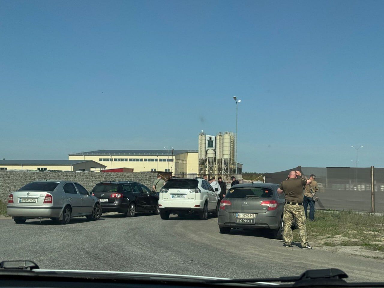 Группа людей около завода