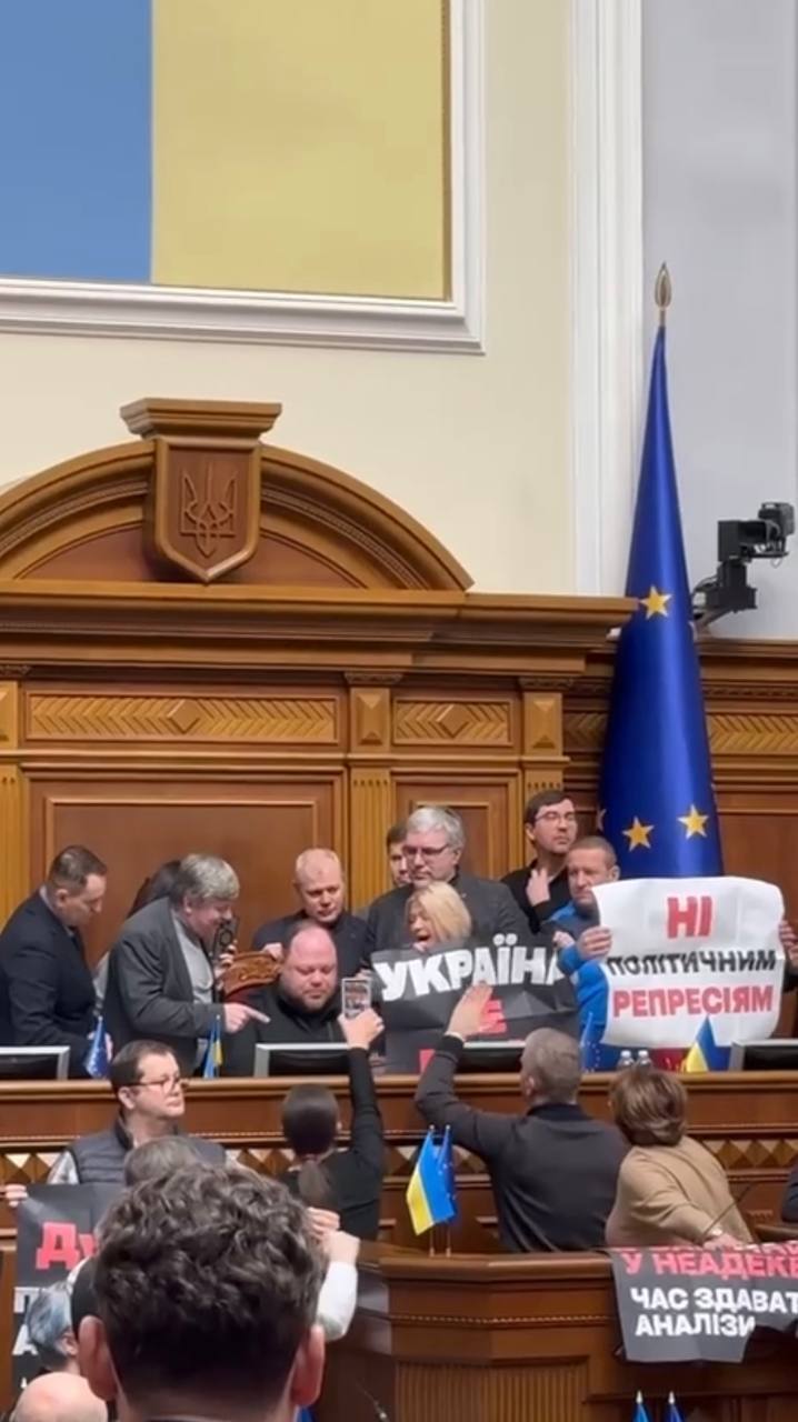 Депутаты, поддерживающие Порошенко, заблокировали трибуну Верховной Рады