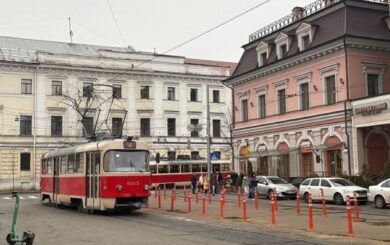В Киеве временно изменят движение трамваев из-за ремонта на Кирилловской улице