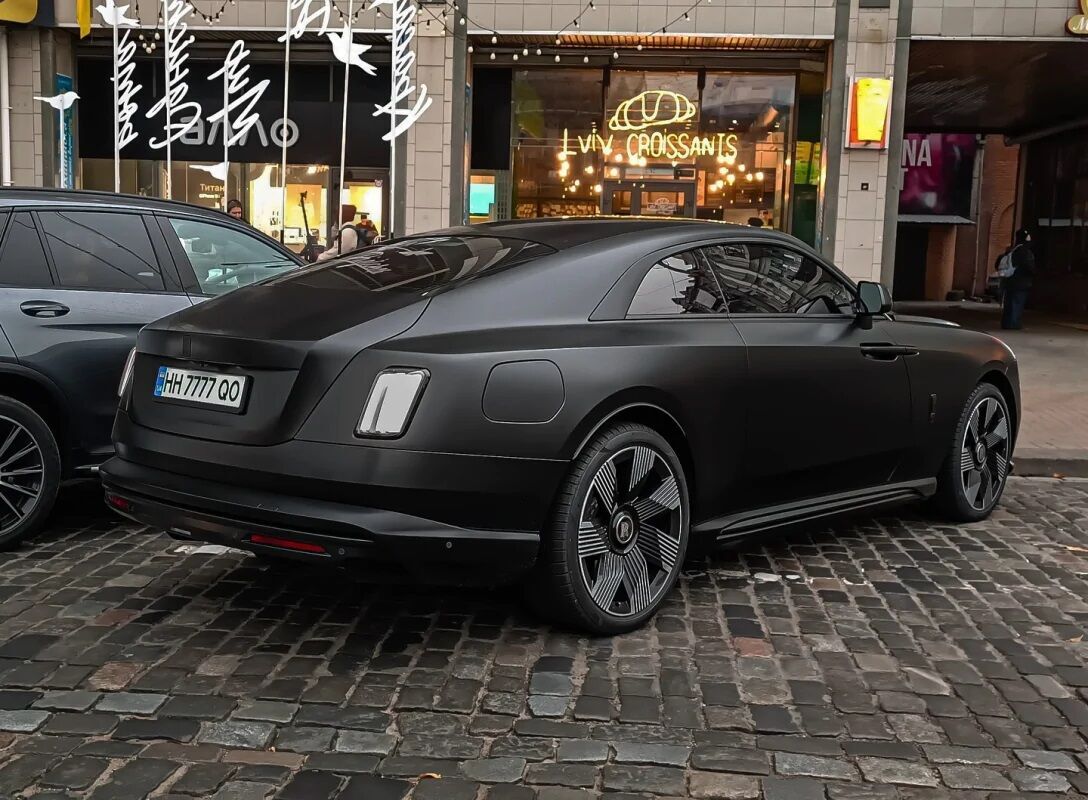 В Одессе заметили роскошный электрокар Rolls-Royce Spectre с уникальными номерами