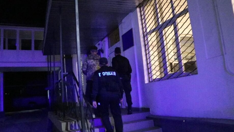 Троє молодиків у Франківську побили військового: поліцейські затримали зловмисників